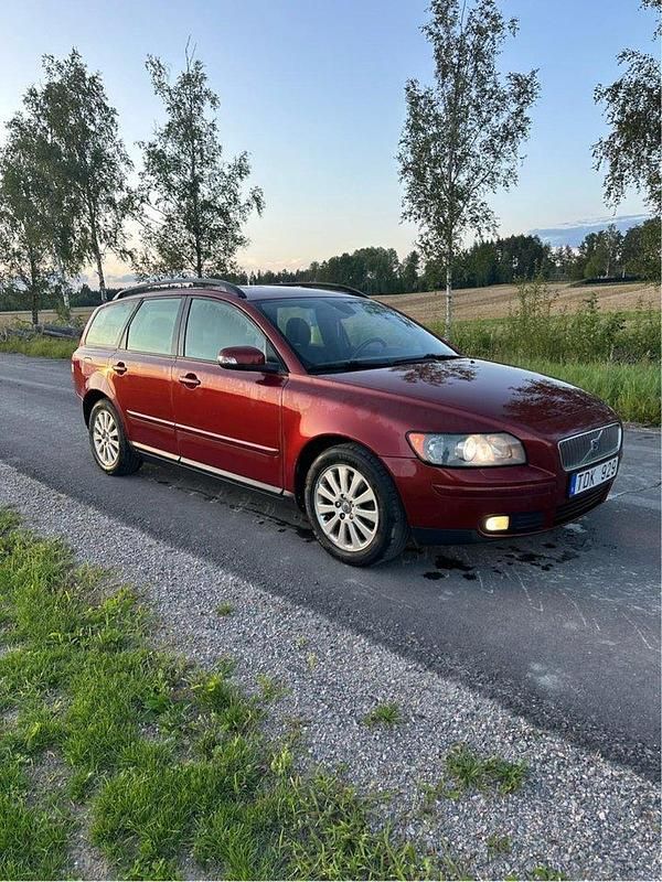 Röd Begagnad 2007 Volvo V50 Momentum Kombi | 29 900 kr (Marknadspris) - Bild 1/4