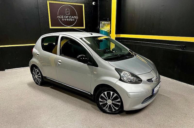 Silver Begagnad 2008 Toyota Aygo Halvkombi | 69 900 kr (Marknadspris) - Bild 1/4