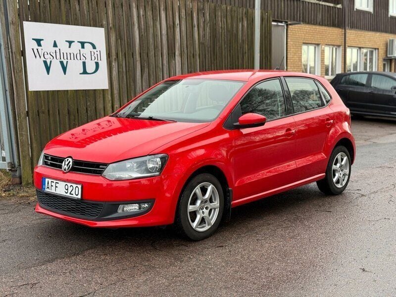Röd Begagnad 2012 VW Polo Comfortline Halvkombi | 69 900 kr (Marknadspris) - Bild 1/4