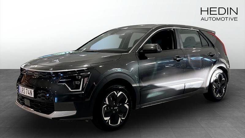 Mörkgrå (grey) Begagnad 2024 Kia e-Niro SUV | 379 900 kr (Dyr) - Bild 1/4