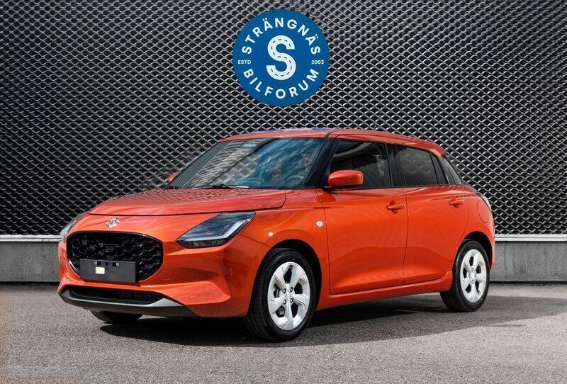 Orange Ny 2024 Suzuki Swift Halvkombi | 234 900 kr (Marknadspris) - Bild 1/4