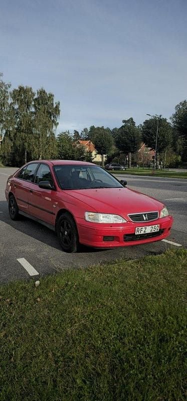 Röd Begagnad 2000 Honda Accord Halvkombi | 24 000 kr - Bild 1/4