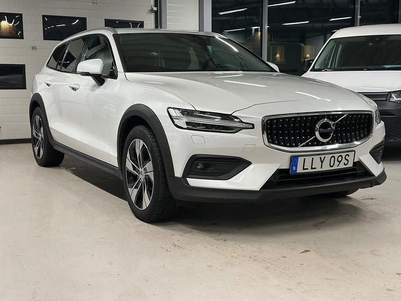 Vit Begagnad 2020 Volvo V60 CC Kombi | 319 900 kr (Lite dyr) - Bild 1/4