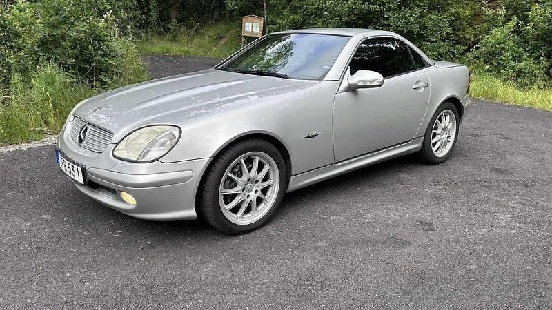 Ljusgrå Begagnad 2003 Mercedes SLK200 Cab | 59 900 kr (Marknadspris) - Bild 1/4