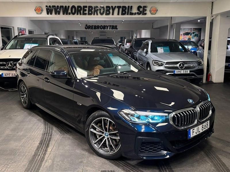 Svart Begagnad 2022 BMW 530 M Sport Kombi | 414 900 kr - Bild 1/4