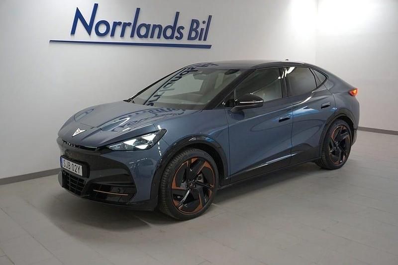 Mörkblå (tavascan blue metallic) Begagnad 2024 Cupra Tavascan VZ3 SUV | 519 000 kr (Marknadspris) - Bild 1/4