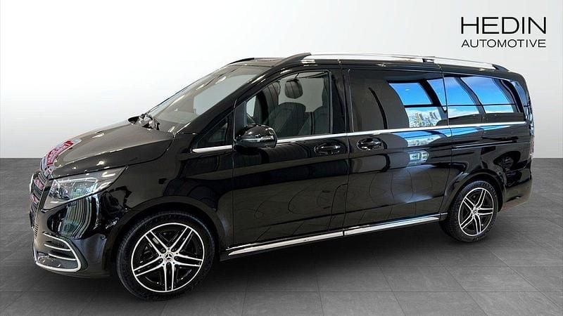 Svart (black) Begagnad 2025 Mercedes V300 Avantgarde Minibuss | 873 750 kr (Dyr) - Bild 1/4