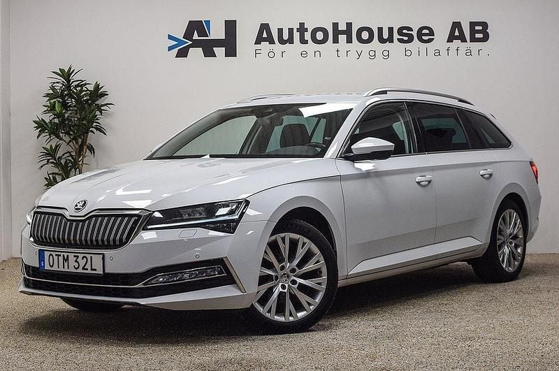 Vit Begagnad 2021 Skoda Superb Style Kombi | 224 000 kr (Marknadspris) - Bild 1/4