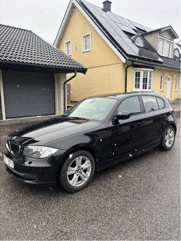 Svart Begagnad 2010 BMW 118 Advantage Halvkombi | 70 000 kr (Marknadspris) - Bild 1/4
