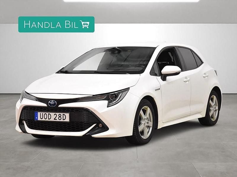 Vit Begagnad 2019 Toyota Corolla Hybrid Style Halvkombi | 199 700 kr (Marknadspris) - Bild 1/4