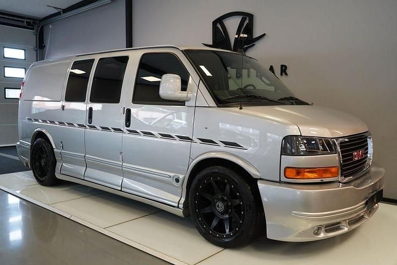 Silvermetallic Begagnad 2022 GMC Savana Minibuss | 995 000 kr - Bild 1/4
