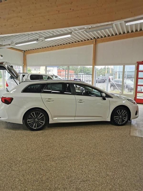 Vit Begagnad 2017 Toyota Avensis Active Kombi | 145 000 kr (Marknadspris) - Bild 1/1