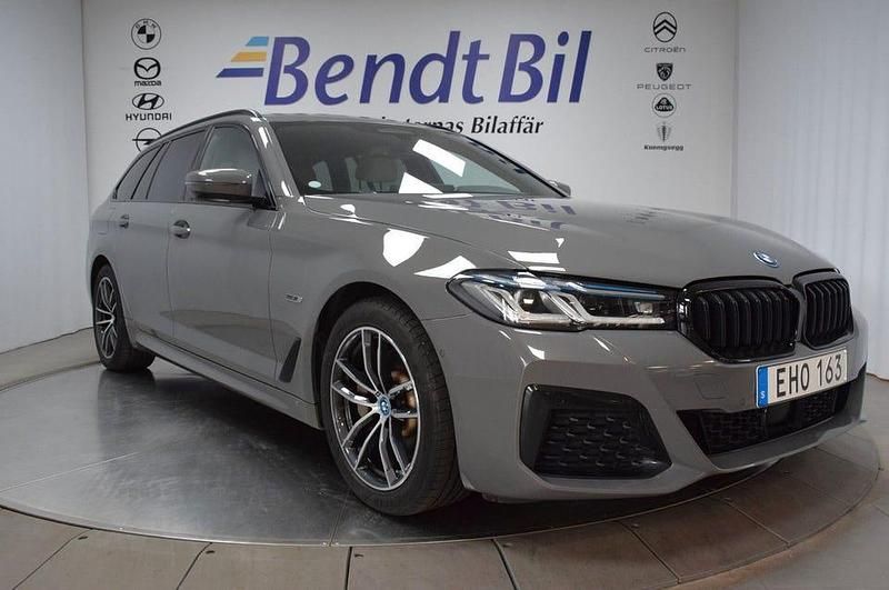 Grå Begagnad 2022 BMW 530 M Sport Kombi | 404 500 kr - Bild 1/4