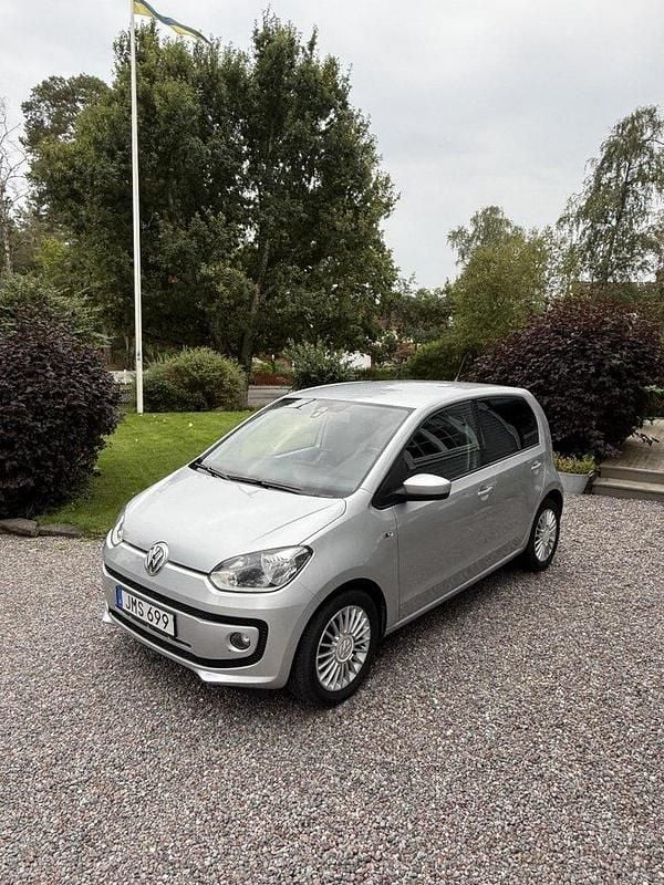 Silver Begagnad 2014 VW up! Halvkombi | 68 000 kr (Marknadspris) - Bild 1/4