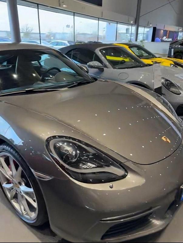 Grå Begagnad 2017 Porsche 718 Cayman Sportkupé | 699 000 kr - Bild 1/4