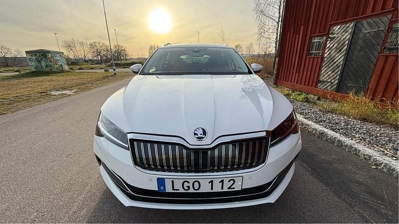 Vit Begagnad 2021 Skoda Superb Business Line Kombi | 325 000 kr (Marknadspris) - Bild 1/4