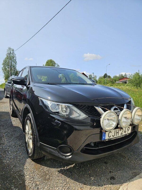 Svart Begagnad 2014 Nissan Qashqai SUV | 80 000 kr (Marknadspris) - Bild 1/4