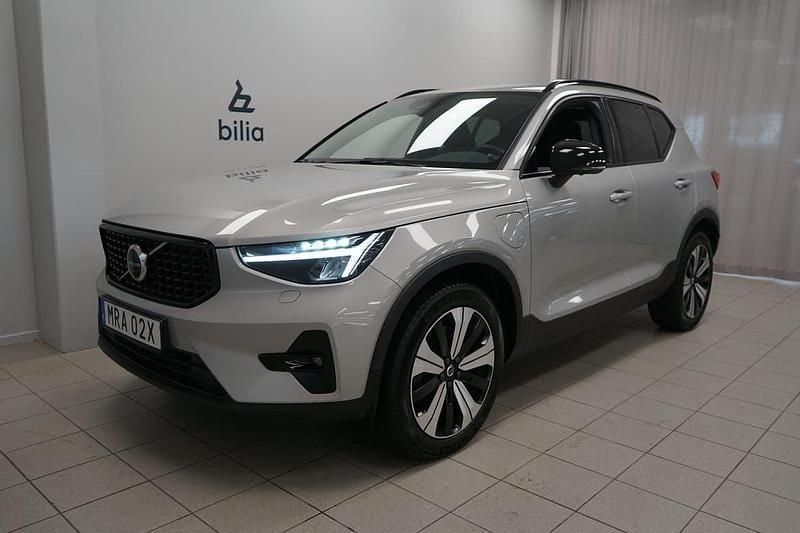 Silver Begagnad 2022 Volvo XC40 Plus SUV | 439 900 kr (Dyr) - Bild 1/3