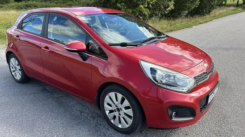 Röd Begagnad 2013 Kia Rio Halvkombi | 49 500 kr (Marknadspris) - Bild 1/4