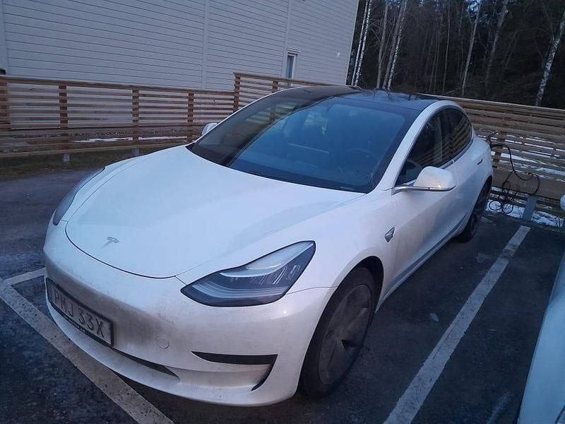 Begagnad 2020 Tesla Model 3 Standard Range Plus Sedan | 204 000 kr (Superpris) - Bild 1/4