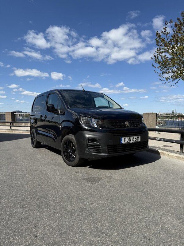 Svart Begagnad 2022 Peugeot Partner Minibuss | 210 000 kr (Marknadspris) - Bild 1/4