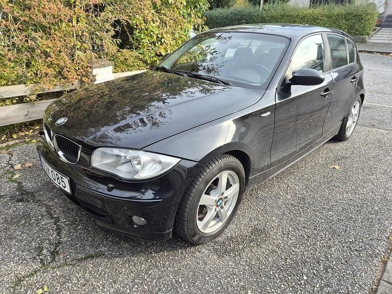 Svart Begagnad 2006 BMW 120 Advantage Halvkombi | 32 000 kr (Marknadspris) - Bild 1/4