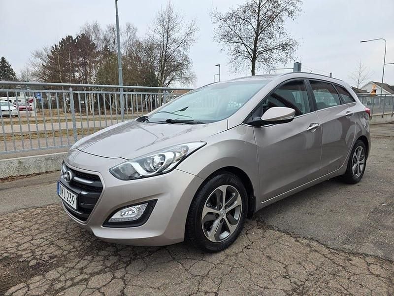 Begagnad Hyundai i30 Comfort 110 HK (80 kW) 2017 Brun Kombi