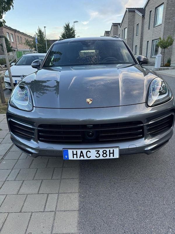 Grå Begagnad 2020 Porsche Cayenne SUV | 670 000 kr (Marknadspris) - Bild 1/4