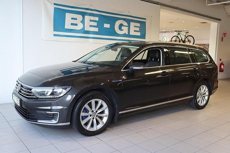 Grå Begagnad 2018 VW Passat GTE Kombi | 169 900 kr (Bra pris) - Bild 1/4
