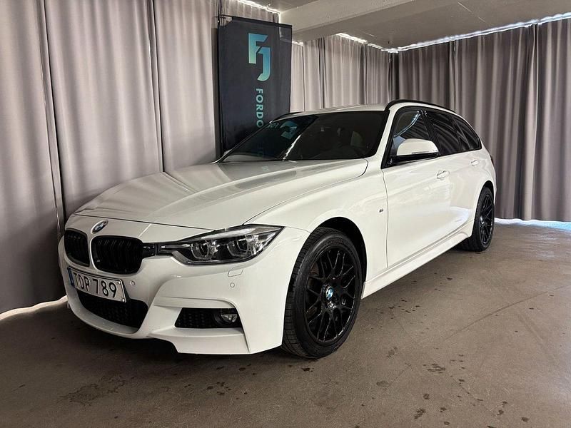 Vit Begagnad 2018 BMW 320 M Sport Kombi | 239 900 kr (Marknadspris) - Bild 1/4