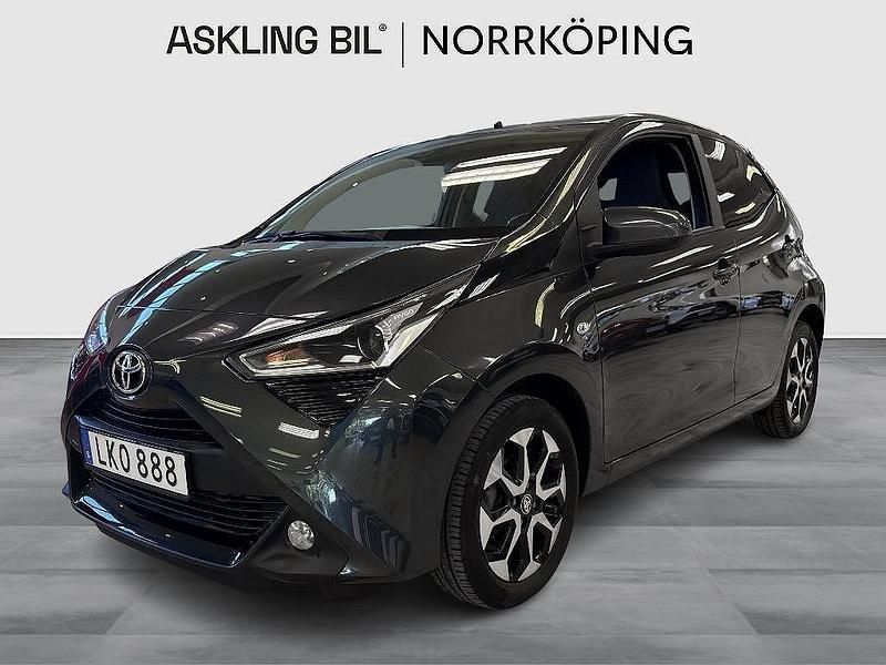 Mörkgrå (grå) Begagnad 2021 Toyota Aygo X-play Halvkombi | 135 000 kr (Marknadspris) - Bild 1/4