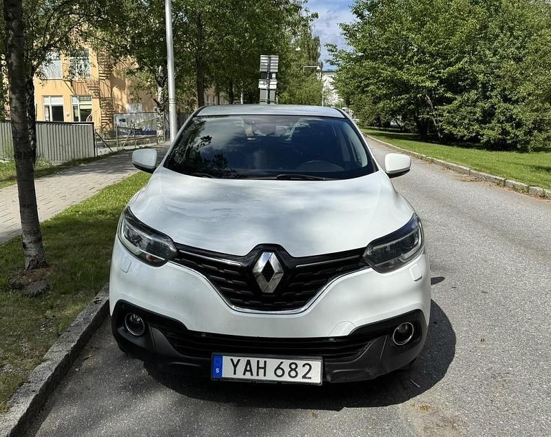 Vit Begagnad 2016 Renault Kadjar SUV | 109 000 kr (Marknadspris) - Bild 1/4