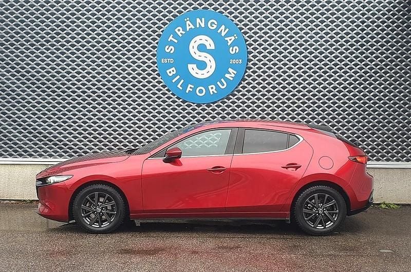 Rödmetallic Begagnad 2021 Mazda 3 Sky Halvkombi | 245 000 kr (Marknadspris) - Bild 1/4
