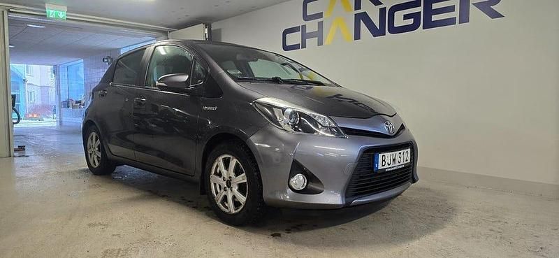 Grå Begagnad 2014 Toyota Yaris Hybrid Edition | 99 900 kr (Marknadspris) - Bild 1/4