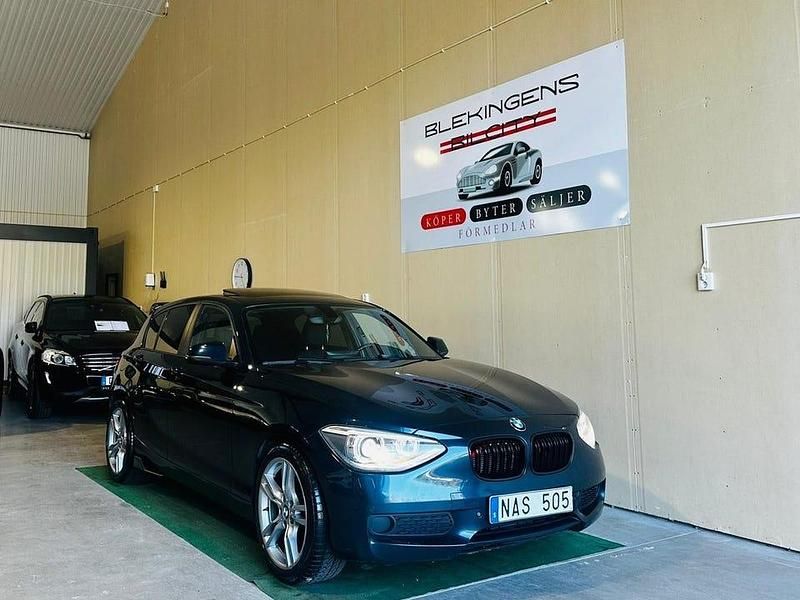 Blå Begagnad 2012 BMW 118 Halvkombi | 109 900 kr (Marknadspris) - Bild 1/4