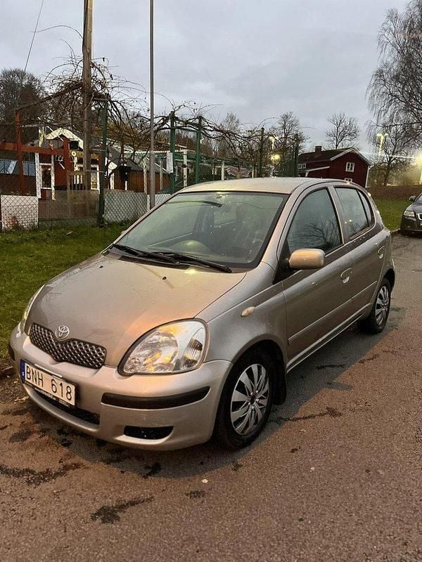 Grå Begagnad 2005 Toyota Yaris Halvkombi | 25 000 kr (Marknadspris) - Bild 1/4