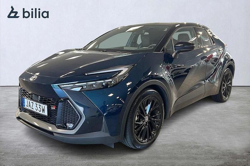 Blå Begagnad 2024 Toyota C-HR Sport SUV | 419 900 kr (Marknadspris) - Bild 1/3