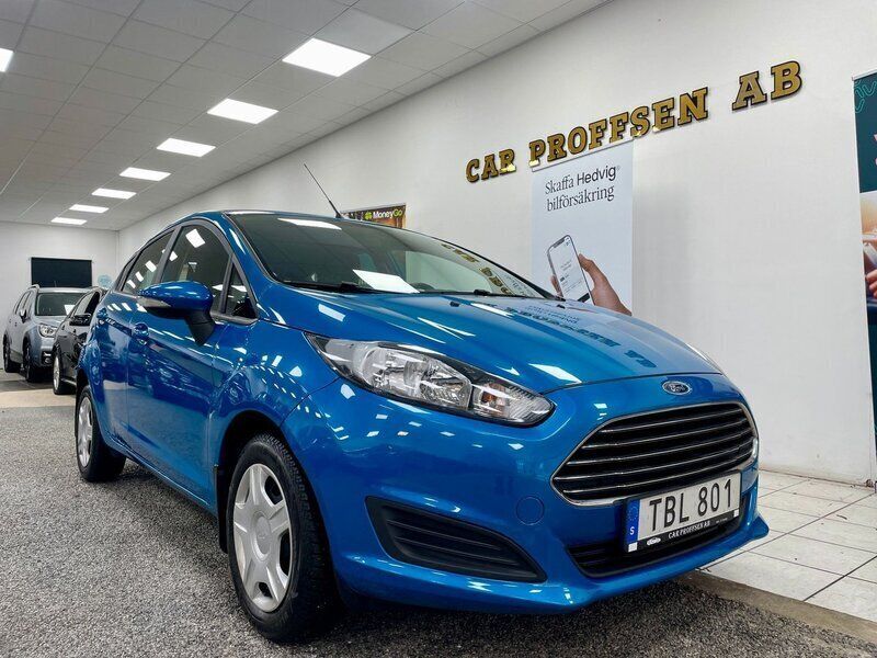 Blå Begagnad 2015 Ford Fiesta Halvkombi | 79 900 kr (Marknadspris) - Bild 1/4