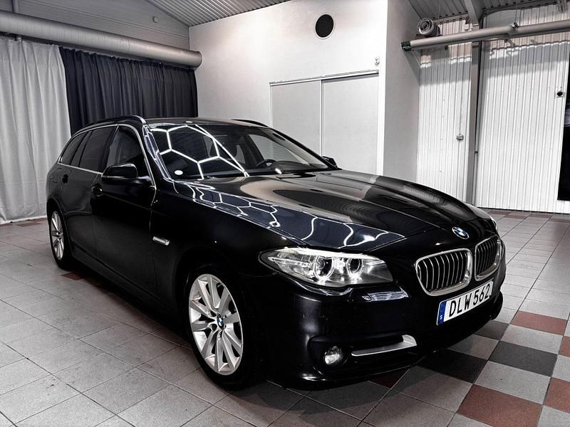 Grå Begagnad 2014 BMW 520 Kombi | 134 900 kr (Marknadspris) - Bild 1/4