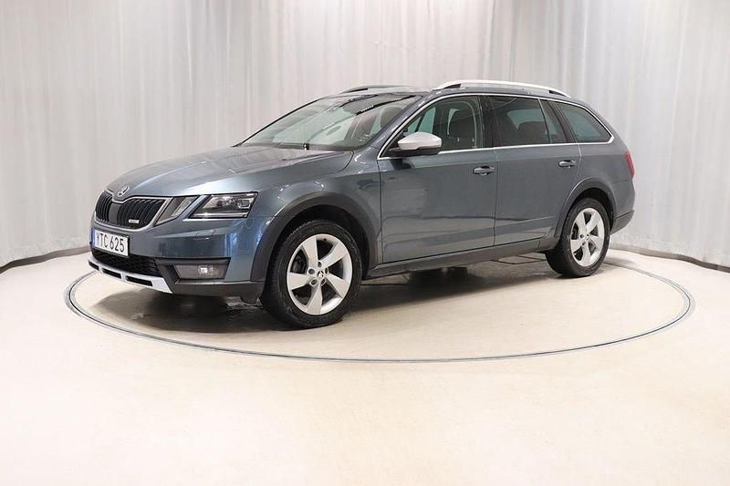 Mörkgrå Begagnad 2018 Skoda Octavia Scout Kombi | 169 800 kr (Superpris) - Bild 1/4