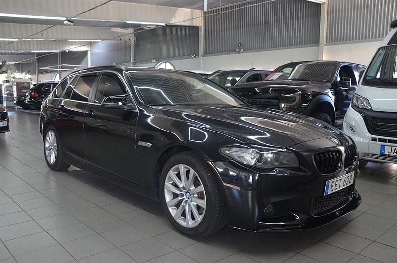 Svart Begagnad 2014 BMW 520 M Sport Kombi | 129 900 kr (Lite dyr) - Bild 1/4