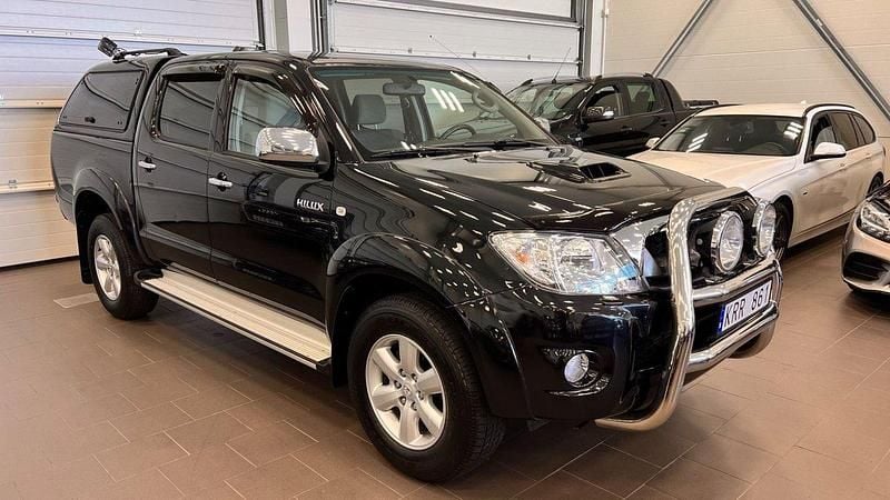 Svart (svartmetallic) Begagnad 2011 Toyota HiLux Pickup | 239 000 kr (Dyr) - Bild 1/4
