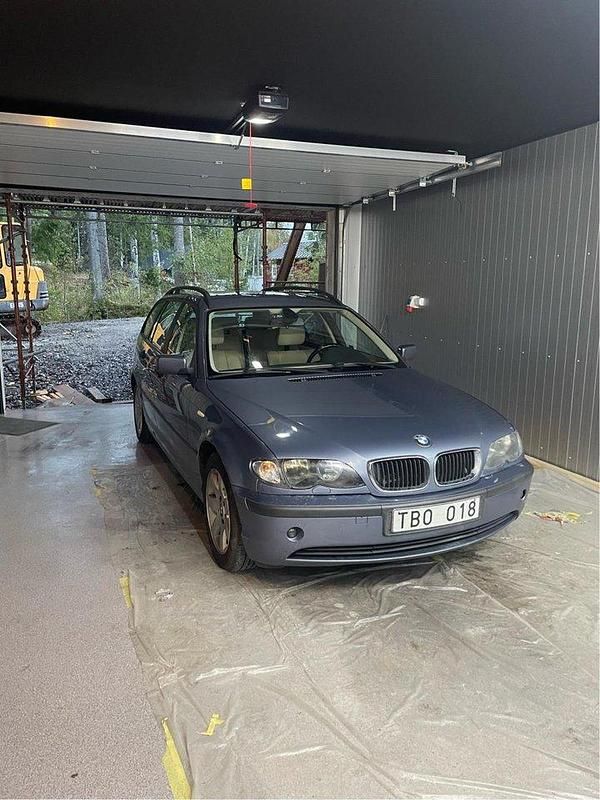 Blå Begagnad 2002 BMW 318 Kombi | 33 000 kr (Dyr) - Bild 1/4