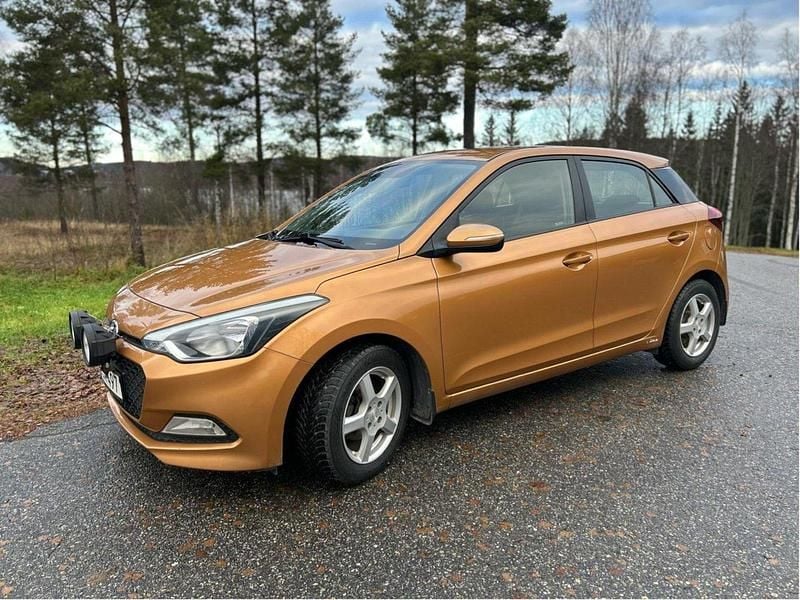 Orange Begagnad 2015 Hyundai i20 Comfort Halvkombi | 69 900 kr (Marknadspris) - Bild 1/4