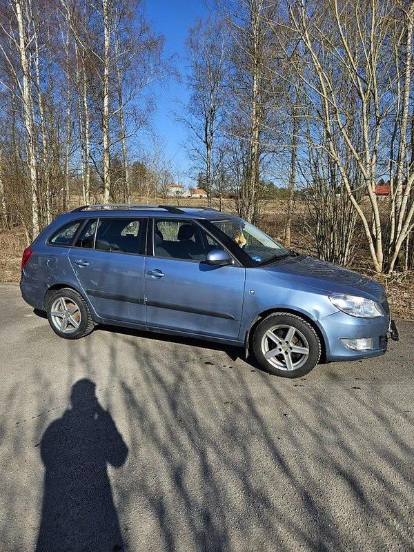 Grå Begagnad 2012 Skoda Fabia Elegance Kombi | 38 000 kr (Bra pris) - Bild 1/4