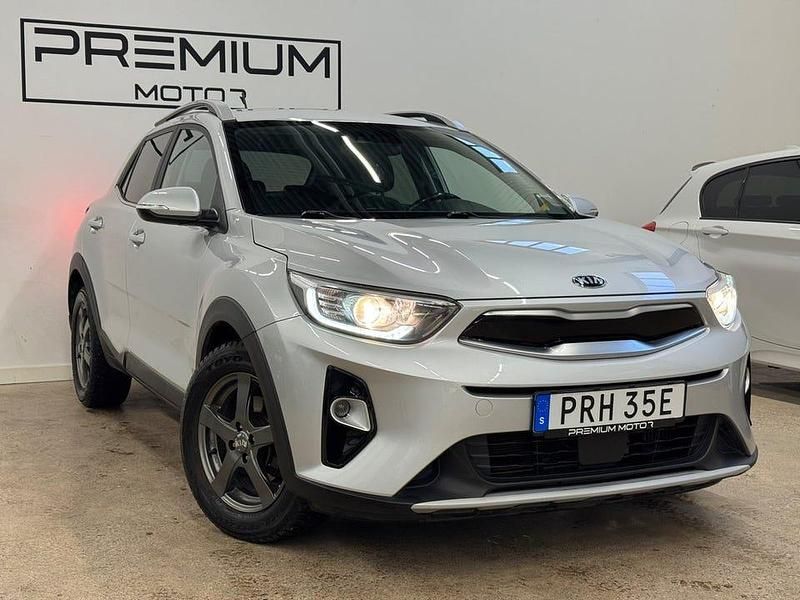 Grå Begagnad 2020 Kia Stonic Advance SUV | 169 900 kr (Marknadspris) - Bild 1/4