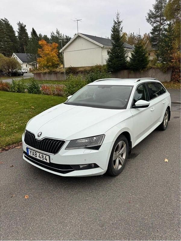 Begagnad Skoda Superb Style 150 HK (110 kW) 2016 Vit Kombi