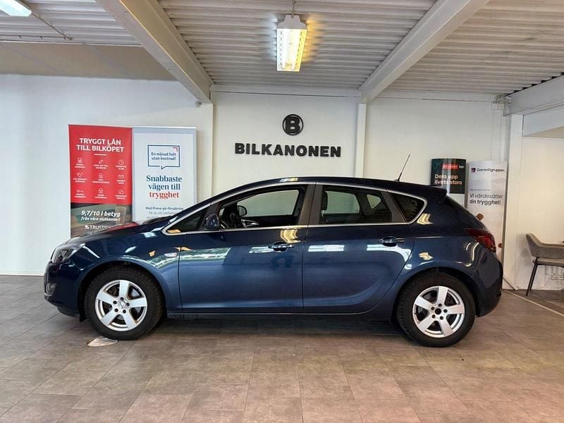 Blå Begagnad 2011 Opel Astra Enjoy Halvkombi | 59 900 kr (Marknadspris) - Bild 1/4