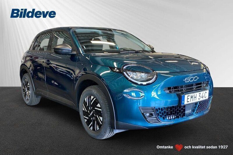 Blå Begagnad 2023 Fiat 600 Pop SUV | 282 800 kr (Marknadspris) - Bild 1/4