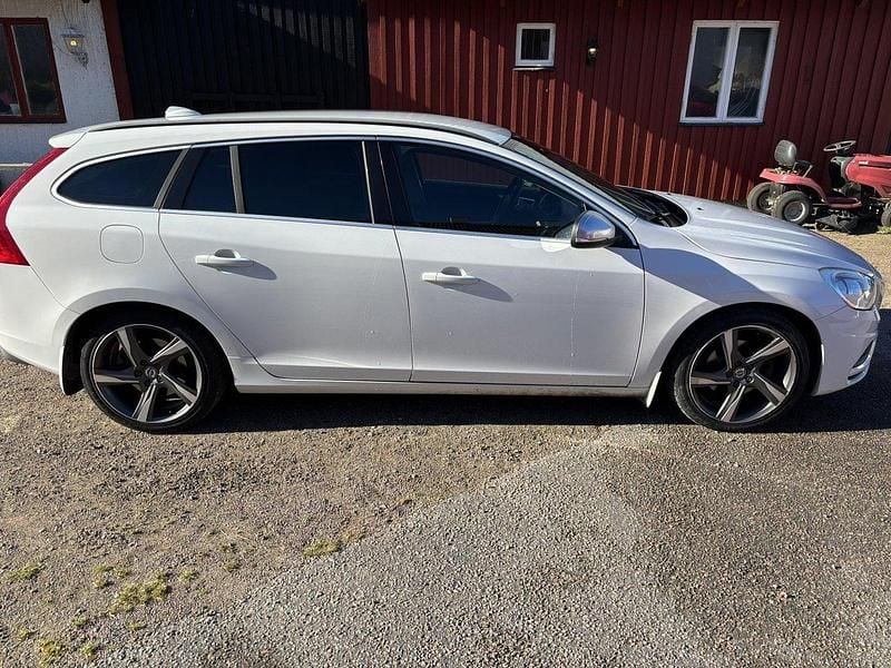 Vit Begagnad 2013 Volvo V60 R-Design Kombi | 75 000 kr (Bra pris) - Bild 1/4